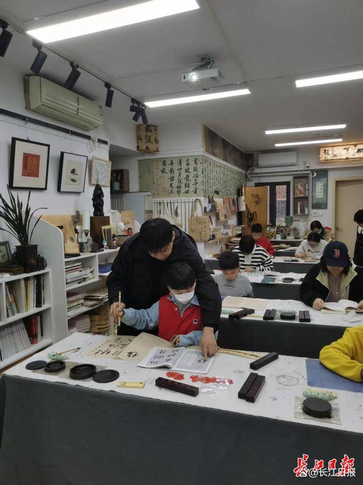 “書(shū)法可怡情，不能當(dāng)飯吃”？90后小伙靠它7年還清2000萬(wàn)元巨債