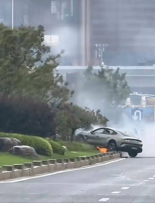 小米SU7高速碰撞爆炸致3人死亡，事故原因引關(guān)注