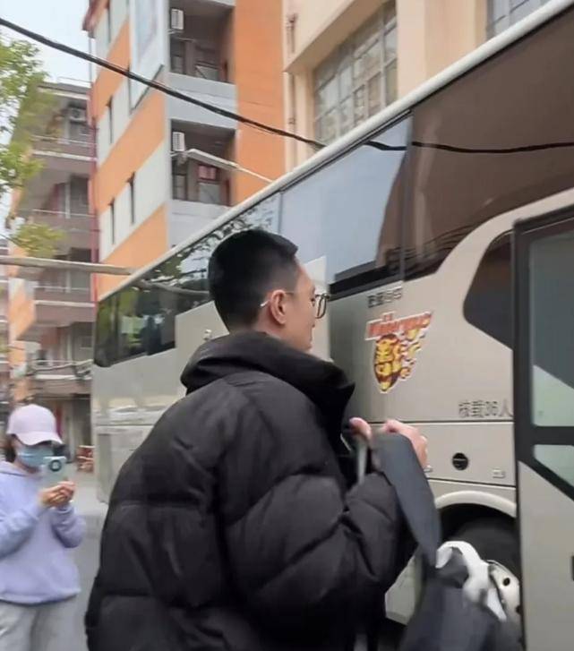 杜鋒帶13人出征上海！4外援+23兄弟，貝貝獲重用