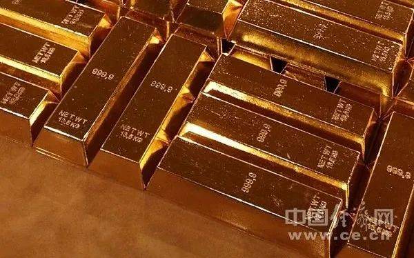 金價(jià)跳水！有人拉著行李箱掃貨
