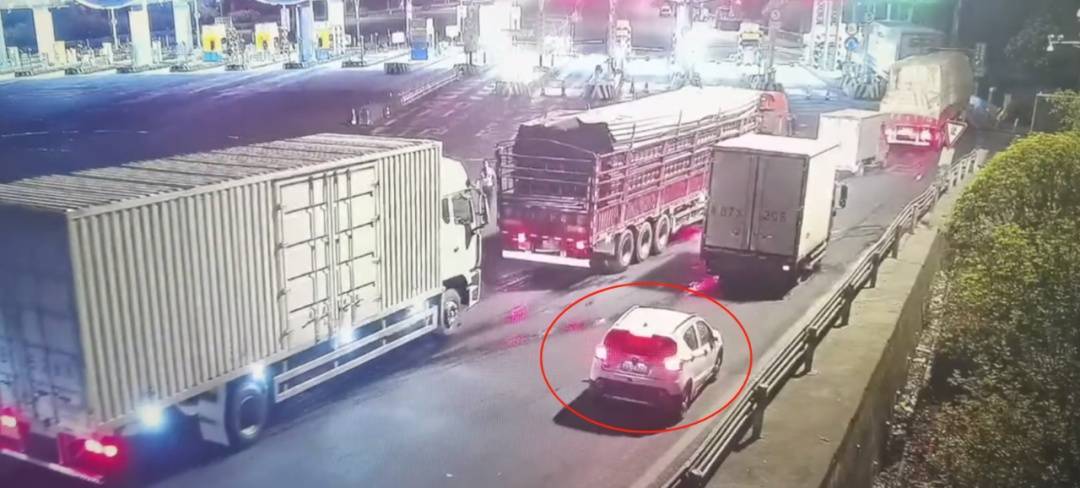 12歲男孩凌晨偷開(kāi)父母車(chē)上高速，因車(chē)技太差被發(fā)現(xiàn)了……