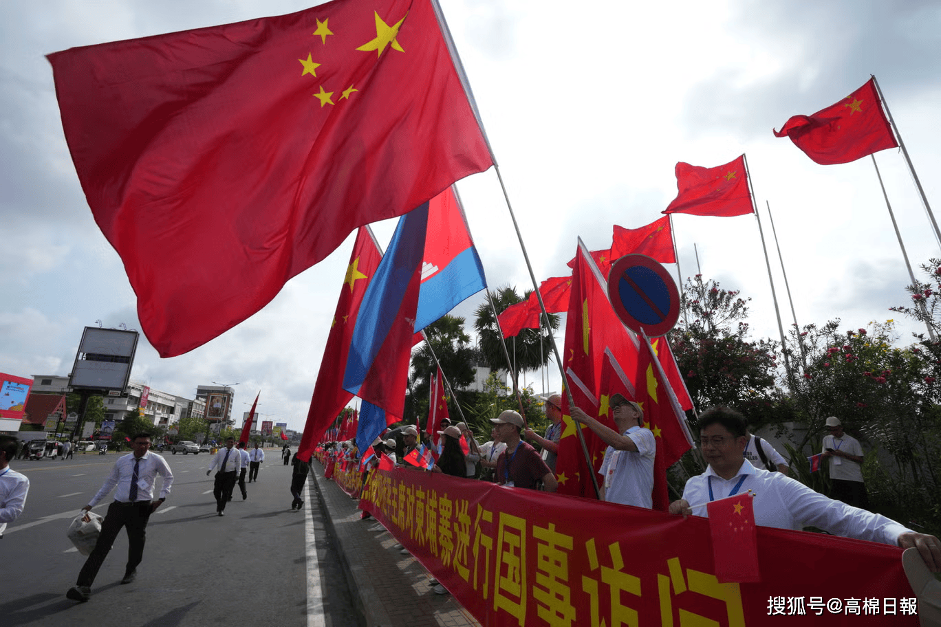 習(xí)近平抵達(dá)柬埔寨?西哈莫尼國王機(jī)場迎接