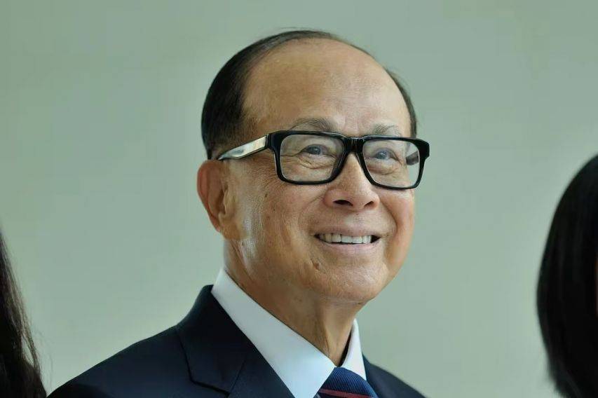 “求饒”晚了！最后一小時(shí)被無(wú)限期凍結(jié)，李嘉誠(chéng)搬起石頭砸自己的腳