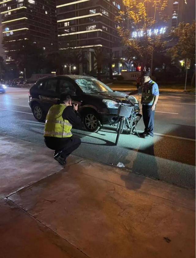 六旬男子騎車被越野車撞飛，女兒發(fā)帖：肇事司機(jī)是退休法官