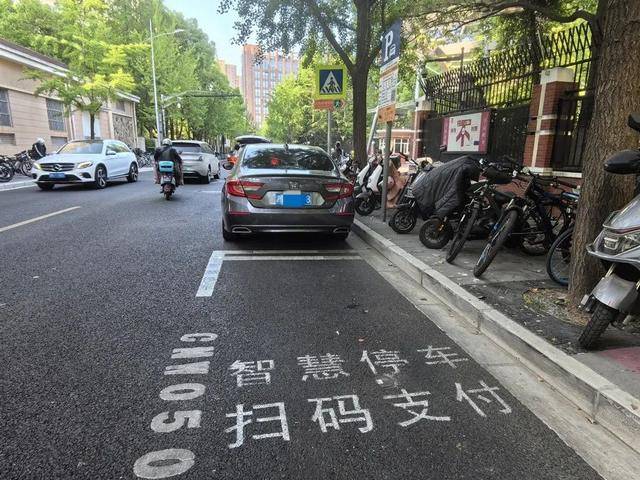 家長(zhǎng)吐槽：接孩子4分鐘，收費(fèi)3元！不少人干脆停在路中間…涉及上海多區(qū)，都是這類停車場(chǎng)