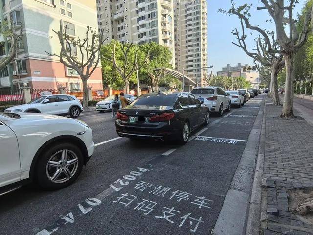 家長(zhǎng)吐槽：接孩子4分鐘，收費(fèi)3元！不少人干脆停在路中間…涉及上海多區(qū)，都是這類停車場(chǎng)