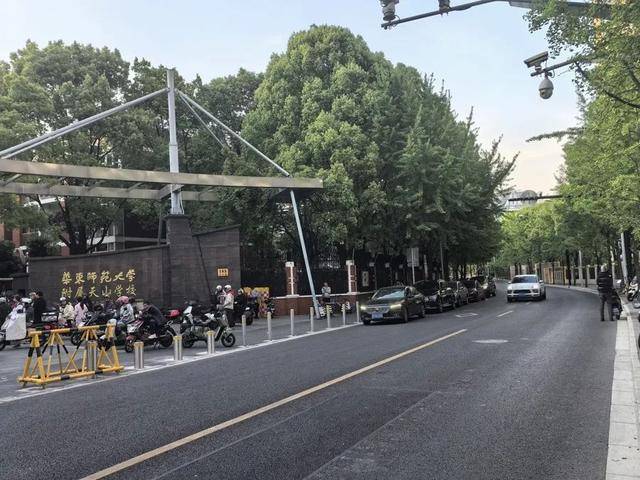 家長(zhǎng)吐槽：接孩子4分鐘，收費(fèi)3元！不少人干脆停在路中間…涉及上海多區(qū)，都是這類停車場(chǎng)
