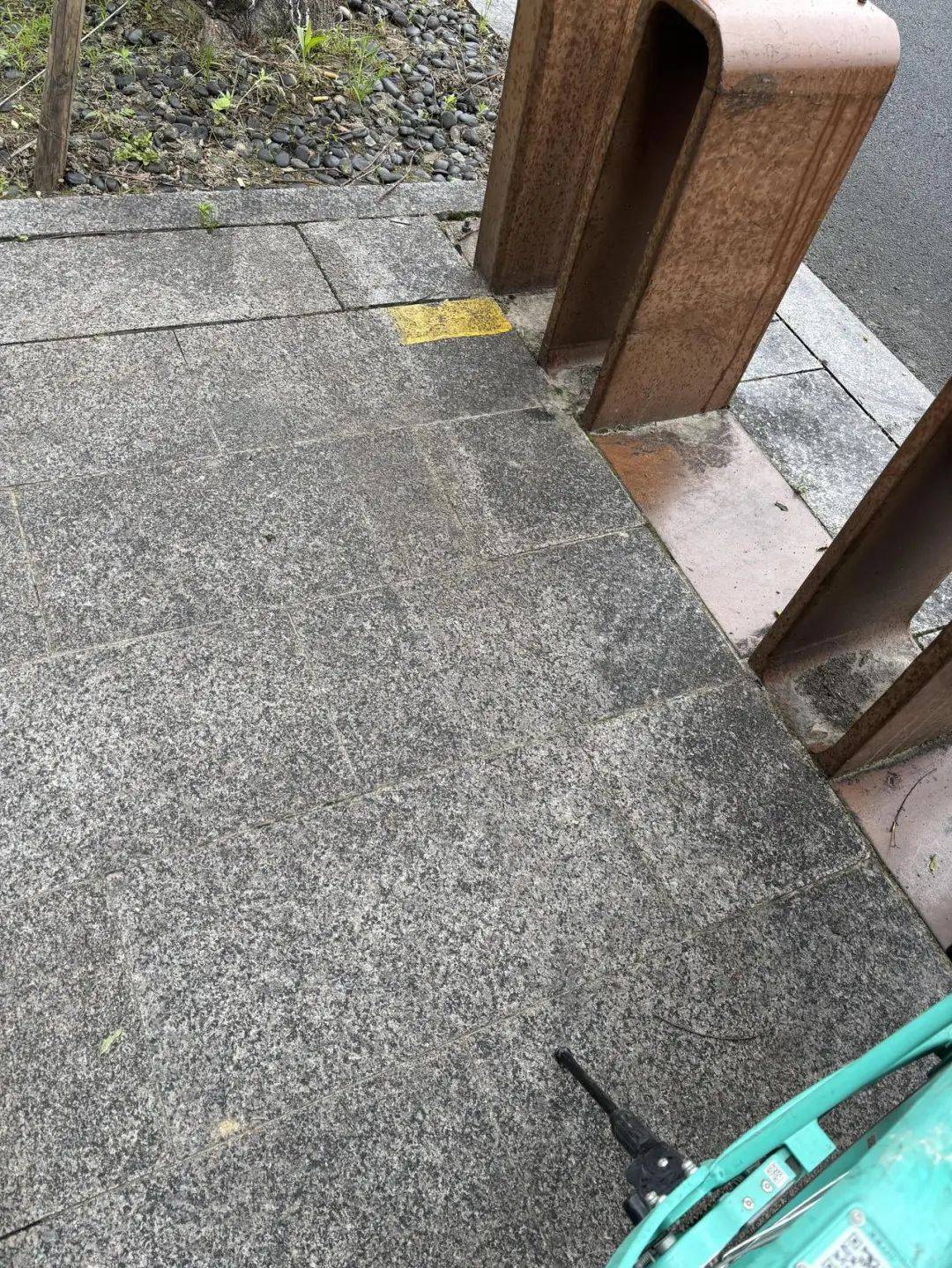 擦不掉，根本擦不掉！杭州女子家門口遭“暗算”：這是啥？