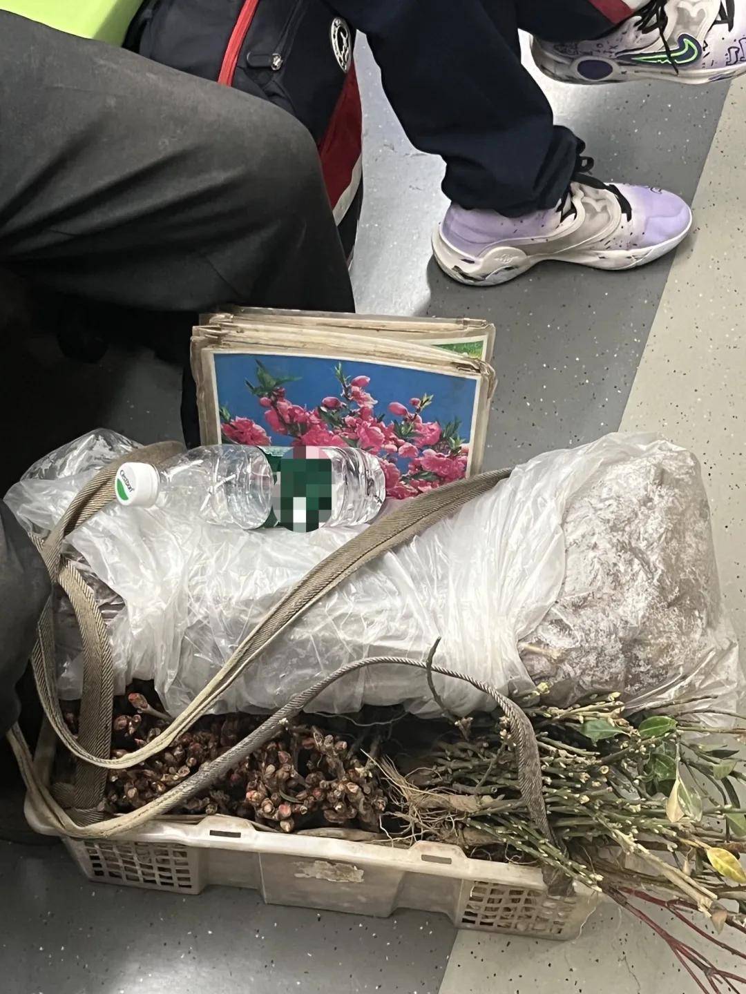 熱搜第一！務(wù)工大哥坐地鐵被鄰座罵臟，她挺身而出：“我愿意跟他挨著”