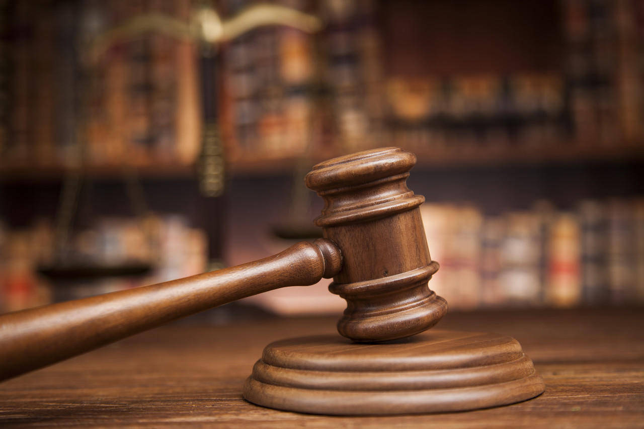 男子入室盜竊被發(fā)現(xiàn)后竟將女子壓在床上，一審被判6年半 上訴稱不構成搶劫罪而是想猥褻對方被駁回