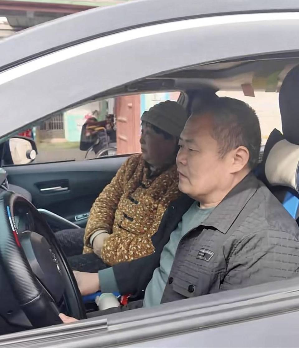 “家中無人照顧，只能隨車同行”，山東一司機帶著車禍受傷妻子跑網(wǎng)約車，乘客暖心留言