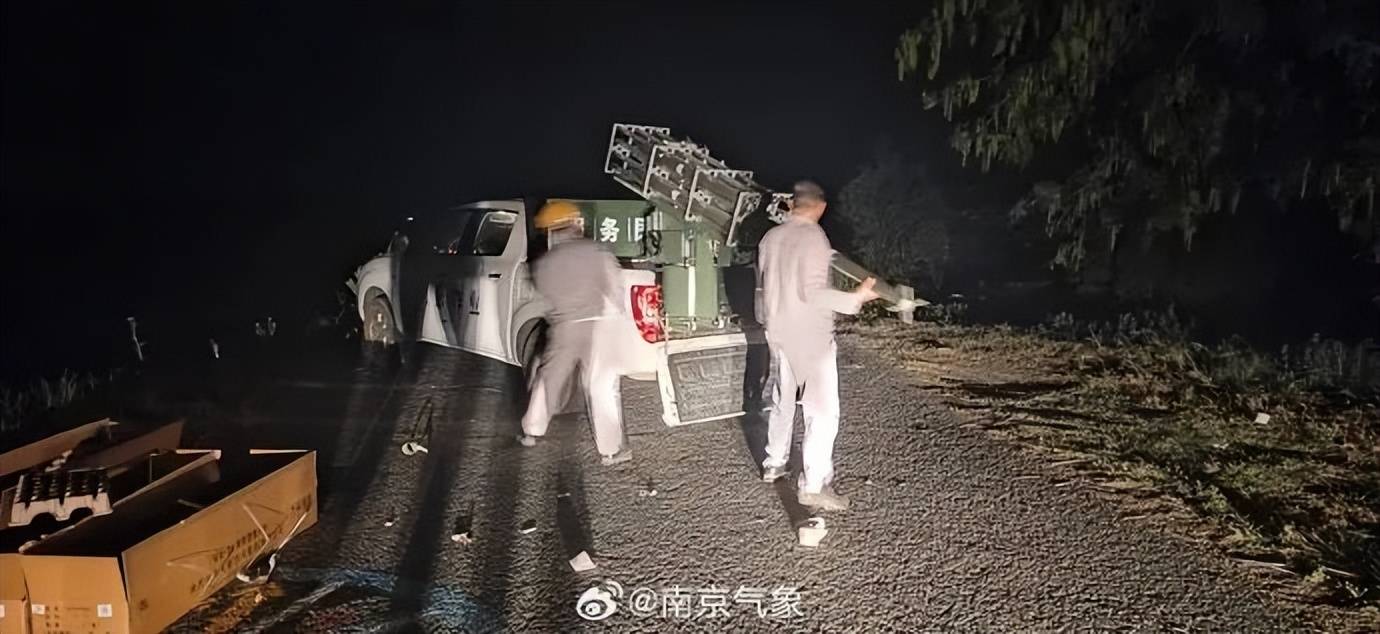 剛剛，南京發(fā)射火箭彈18枚！