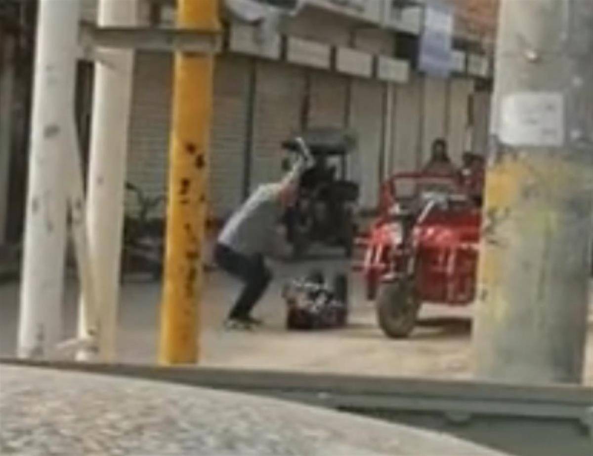 西安一男子當(dāng)街踢打女子，官方：兩人系夫妻，因家庭矛盾發(fā)生口角