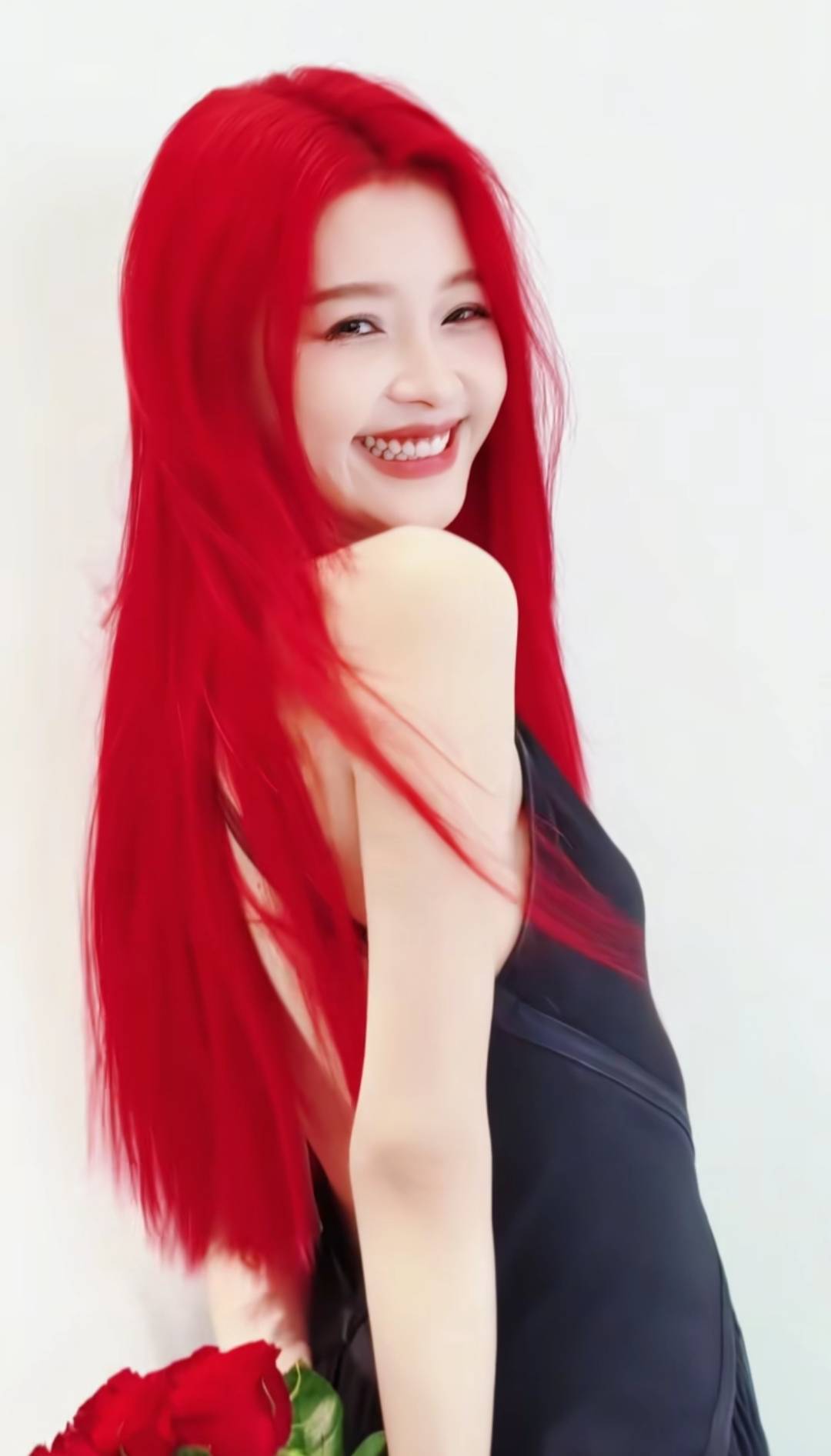 女演員染紅色頭發(fā)，稱“吃了三天過(guò)敏藥才敢染”