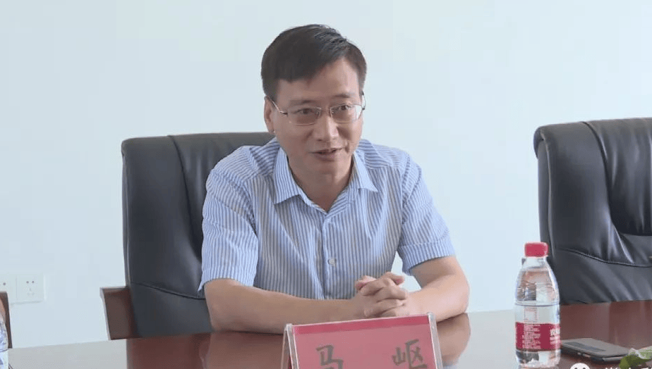 副縣長拉攏6名公職人員，組建“七兄弟吃喝圈”，長期接受打牌摜蛋等“保姆式”服務(wù)