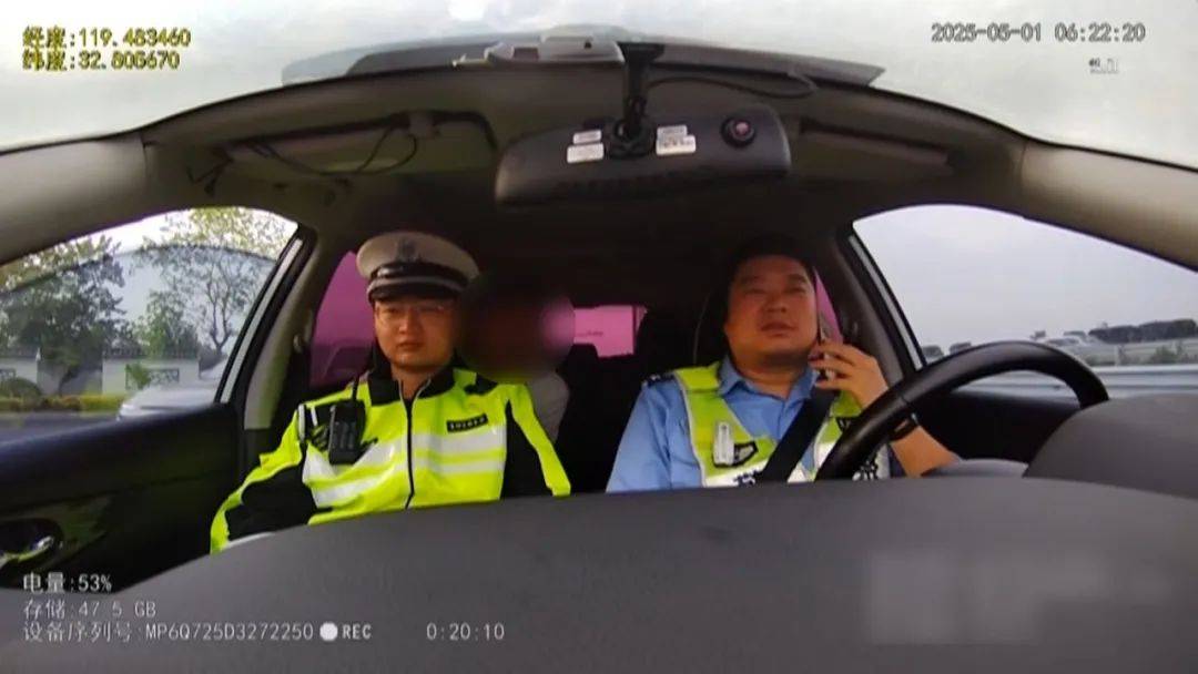 夫妻因開車問題吵架，丈夫沒帶手機被扔高速，無奈車道上插兜散步