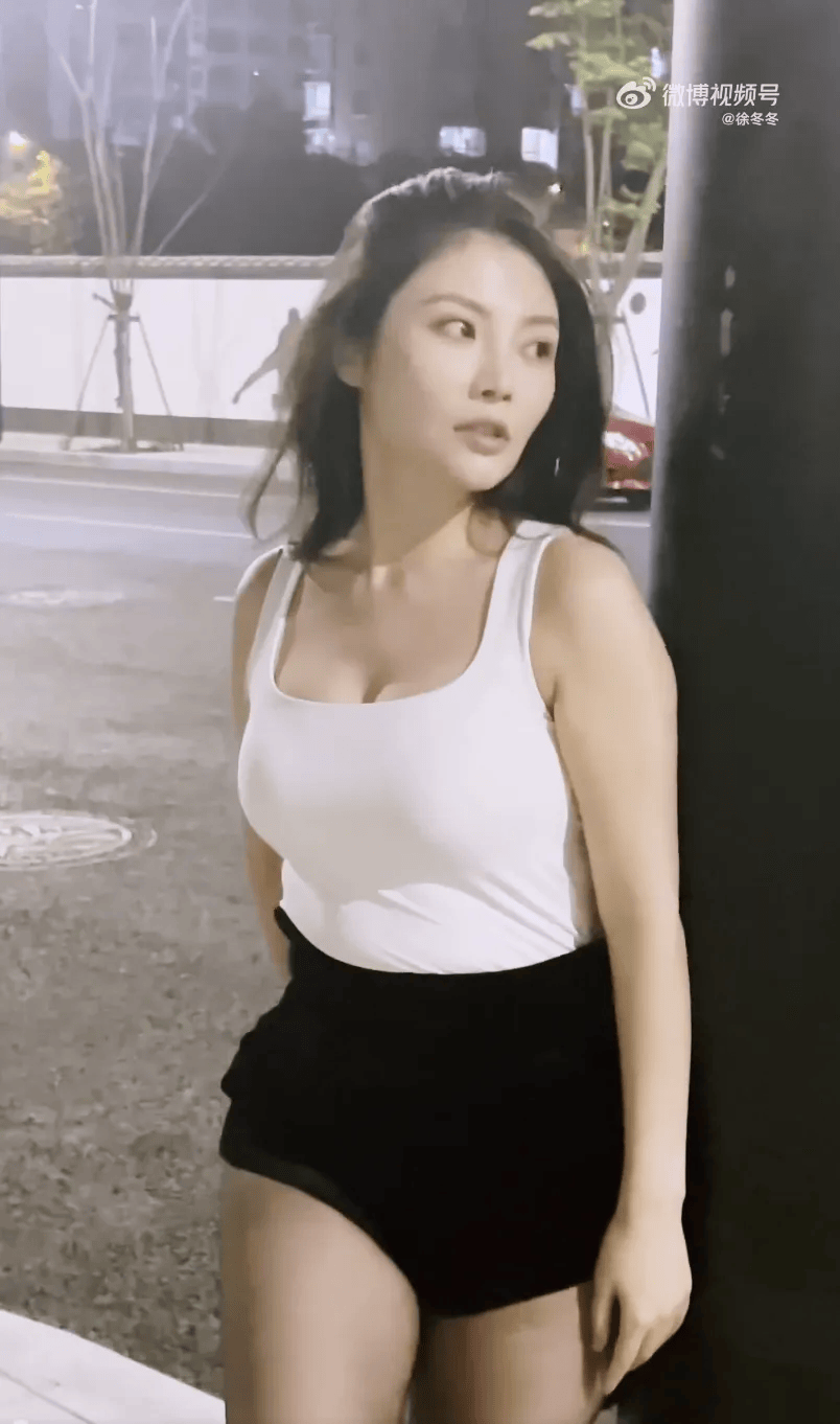 “椰樹(shù)女神”徐冬冬大方曬照，并配文：我的蝴蝶袖，很豐腴！