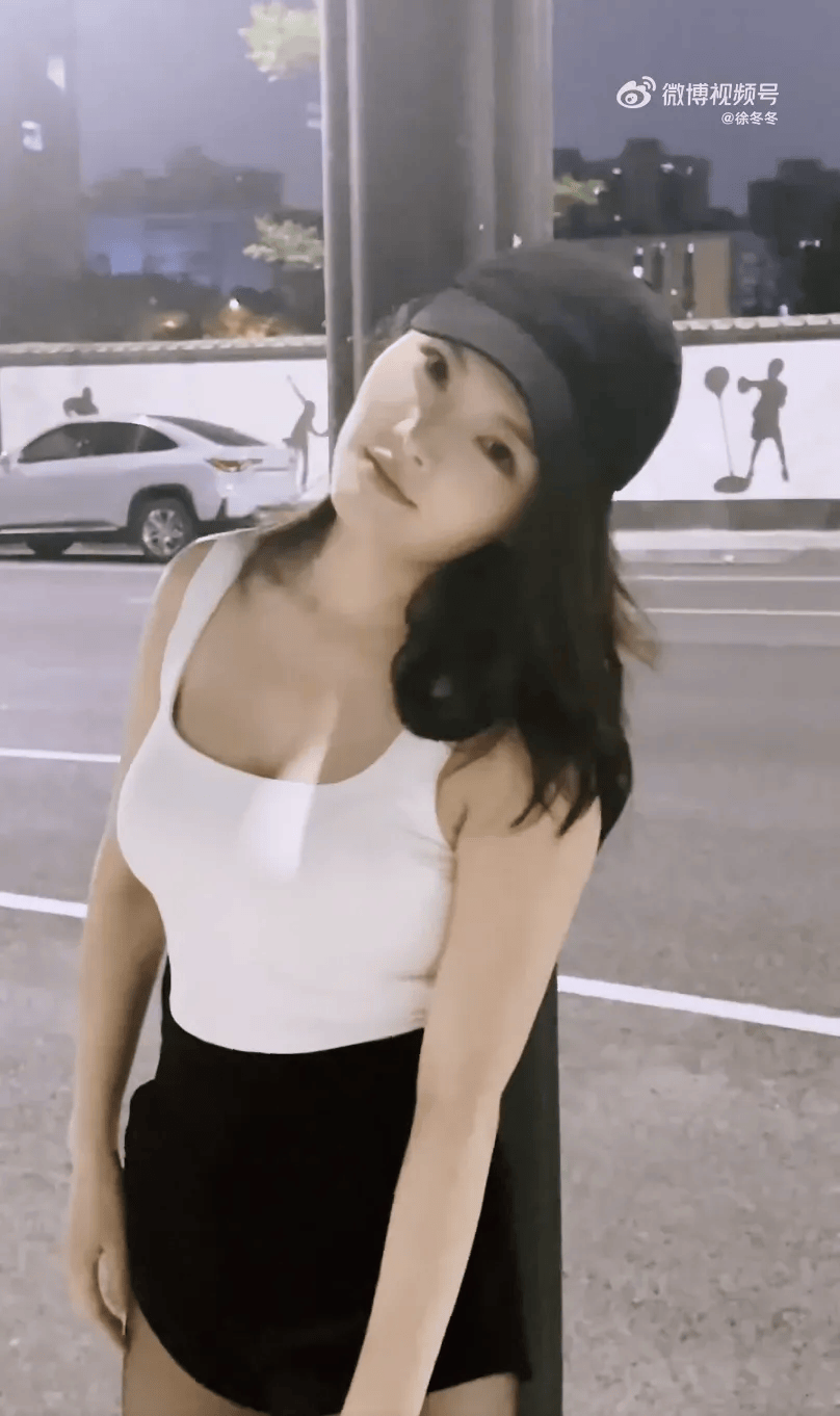“椰樹(shù)女神”徐冬冬大方曬照，并配文：我的蝴蝶袖，很豐腴！