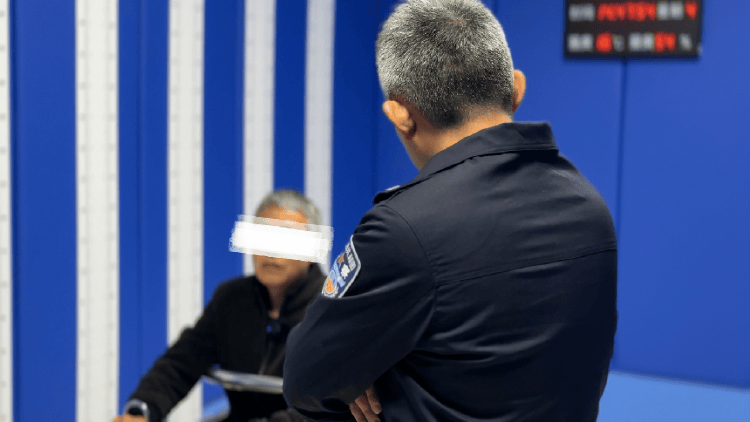 全家“吸血”！癱瘓哥哥在破舊老宅去世，弟弟冒領(lǐng)58萬元工傷金買奔馳