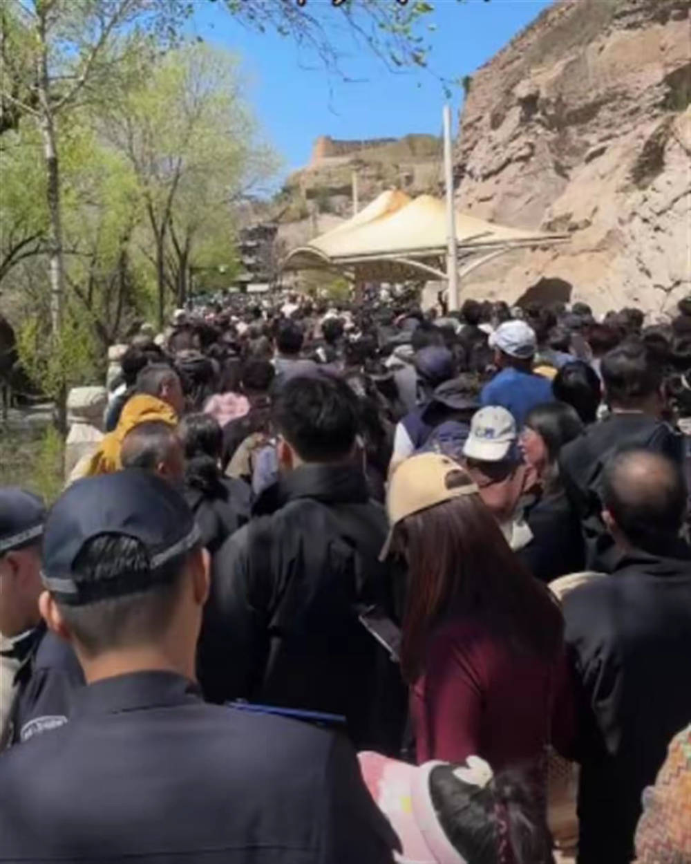 張信哲在山西大同演唱會上稱約不到景區(qū)門票，當(dāng)?shù)匚穆没貞?yīng)