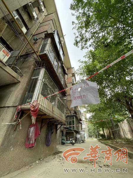 大風(fēng)中西安一40年老樓兩戶陽臺(tái)墜落，居民擔(dān)心危房盼安全鑒定