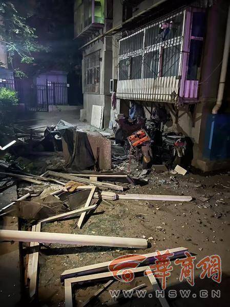 大風(fēng)中西安一40年老樓兩戶陽臺(tái)墜落，居民擔(dān)心危房盼安全鑒定