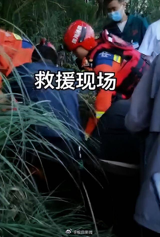 四川一特斯拉墜河駕駛?cè)松硗?，知情人士發(fā)聲