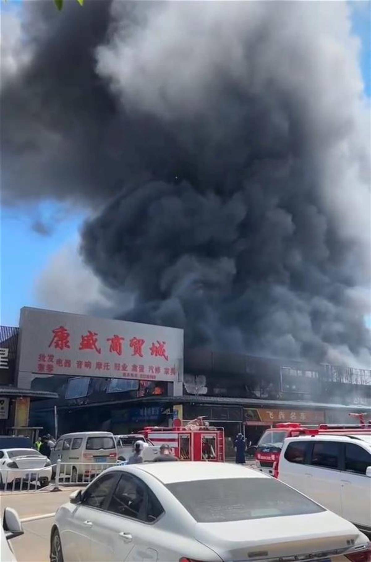 昆明一商貿(mào)城發(fā)生火災，現(xiàn)場濃煙滾滾，商戶：正在撲火