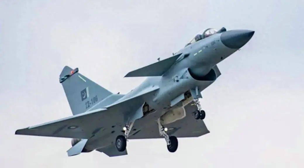 印巴空戰(zhàn)升級：殲-10CE擊落陣風(fēng)，臺灣軍迷啞口無言，西方武器神話終破滅！