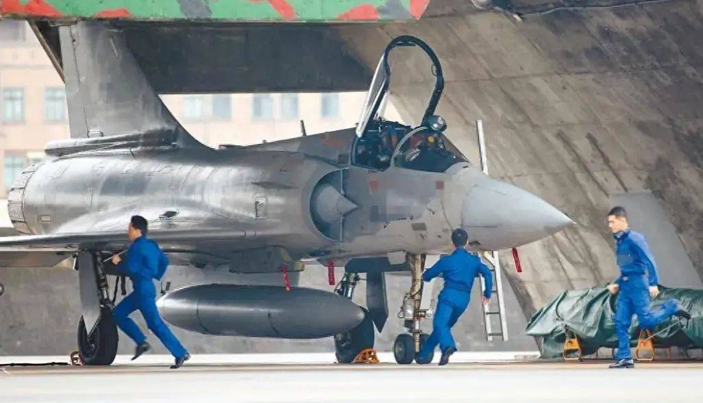印巴空戰(zhàn)升級：殲-10CE擊落陣風(fēng)，臺灣軍迷啞口無言，西方武器神話終破滅！