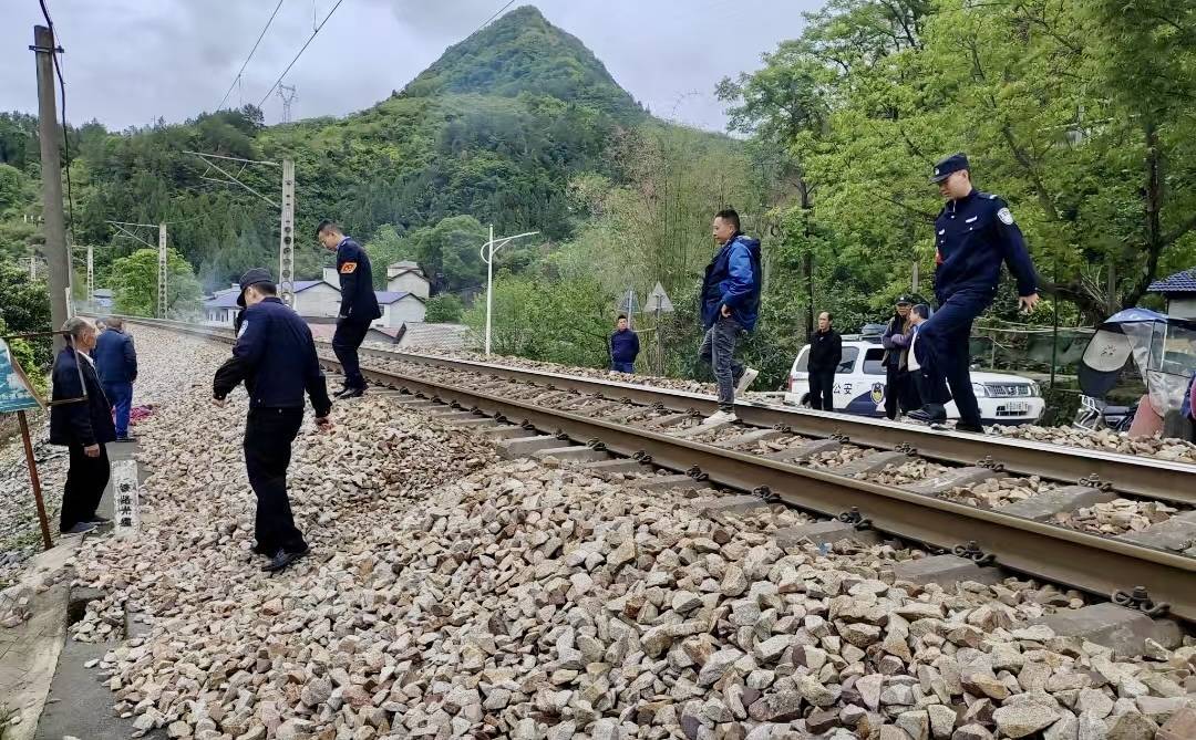 界面調(diào)查｜鐵路穿村而過：一個湘西村莊與17起火車撞人事故