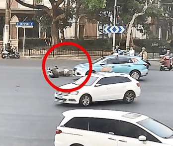 女子闖紅燈撞車(chē)受傷被定全責(zé)！交警：“為什么汽車(chē)一定有責(zé)任呢？”