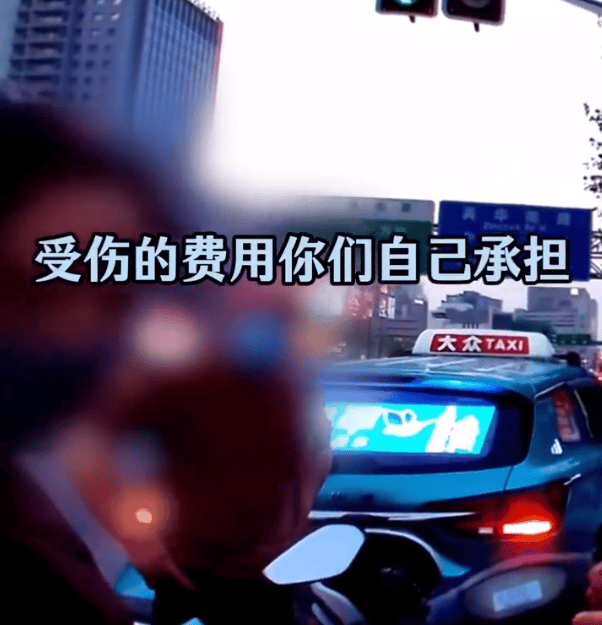 女子闖紅燈撞車(chē)受傷被定全責(zé)！交警：“為什么汽車(chē)一定有責(zé)任呢？”