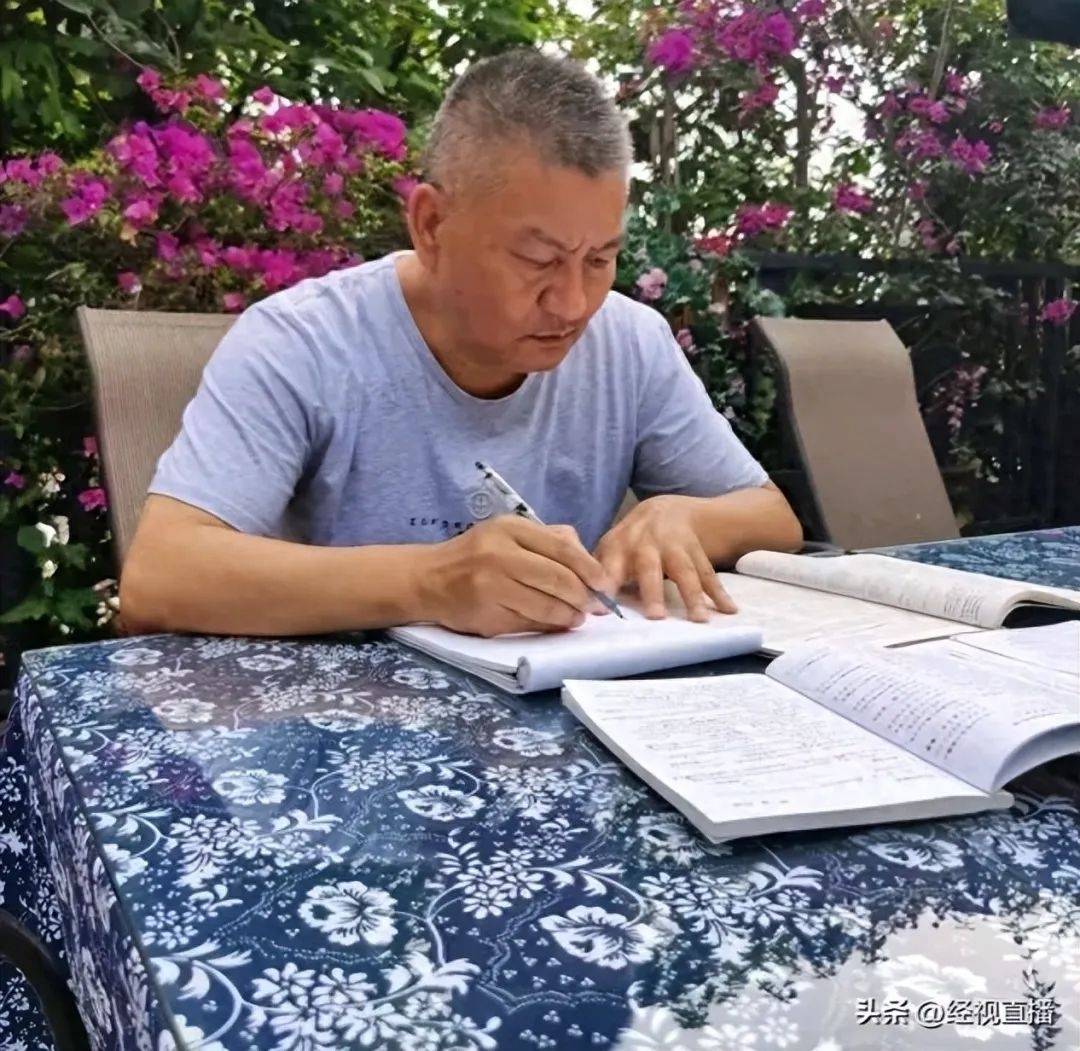 58歲梁實(shí)備戰(zhàn)第29次高考，談多次落榜：31歲已賺100萬，也許用光前半生運(yùn)氣