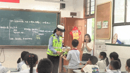 男孩“霸氣”對交警承諾：“報我名字，領(lǐng)100個包子！”