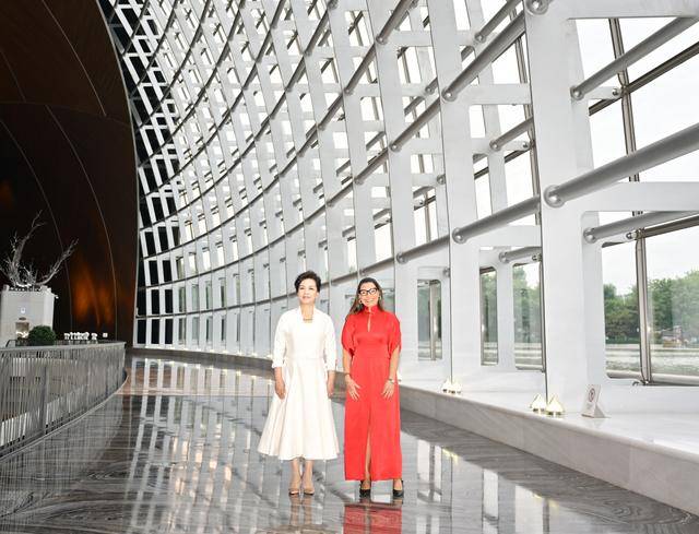 彭麗媛同巴西總統(tǒng)夫人羅桑熱拉參觀中國國家大劇院