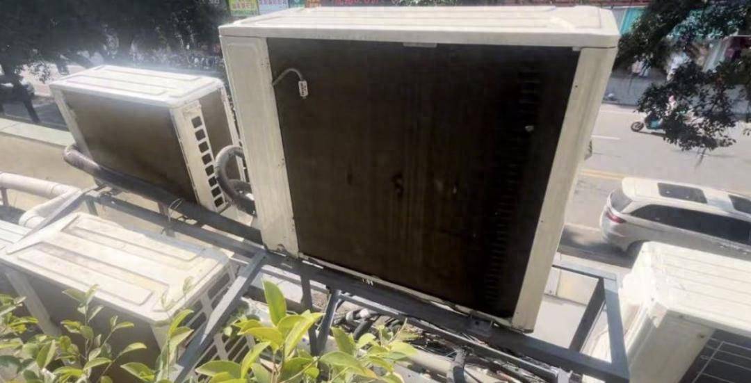 廣東一女子家里太熱，發(fā)現(xiàn)陽臺外被掛了12臺空調(diào)外機