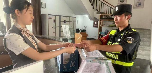 游客手機掉入水中 南陽保安熱情相助