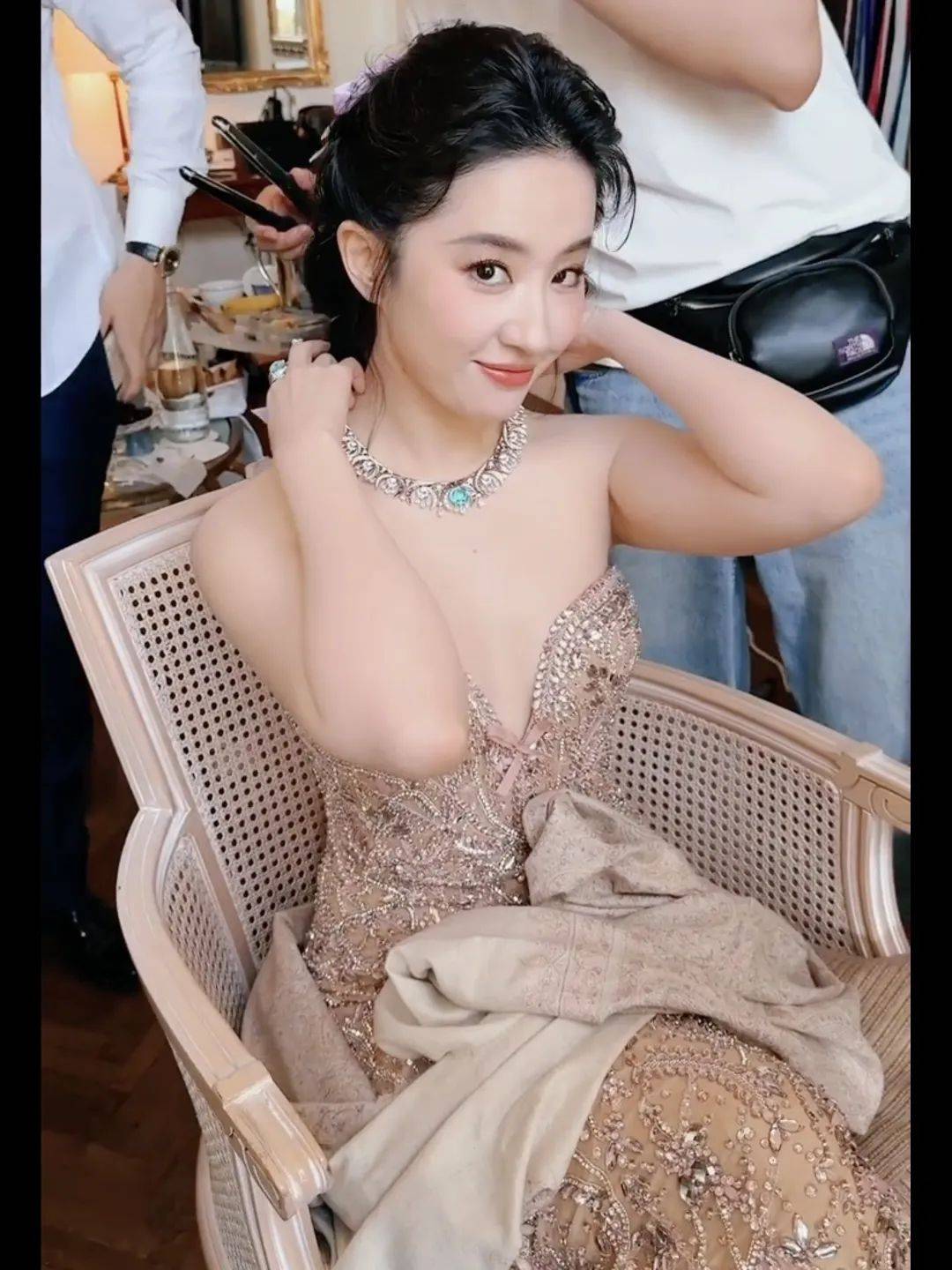 劉亦菲登“殿堂級(jí)”時(shí)尚雜志封面，佩戴祖母綠寶石項(xiàng)鏈超1.2億