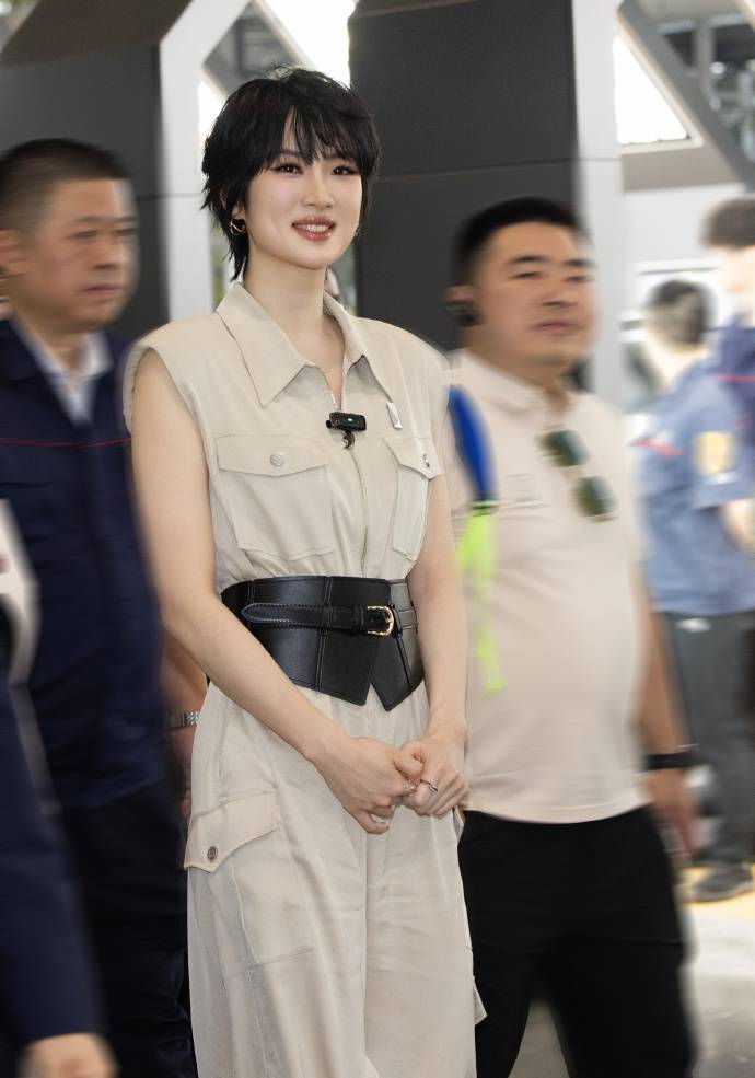 姚安娜“520”戴工牌到車(chē)間工廠打工，變身“質(zhì)檢員”