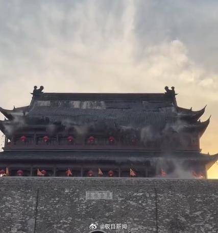 安徽鳳陽明中都鼓樓瓦片脫落，目擊者稱持續(xù)一兩分鐘，官方：已進(jìn)行勘查