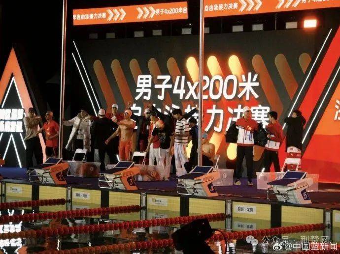 孫楊收獲首枚金牌！攜手汪順潘展樂(lè)4x200米自由泳接力奪冠