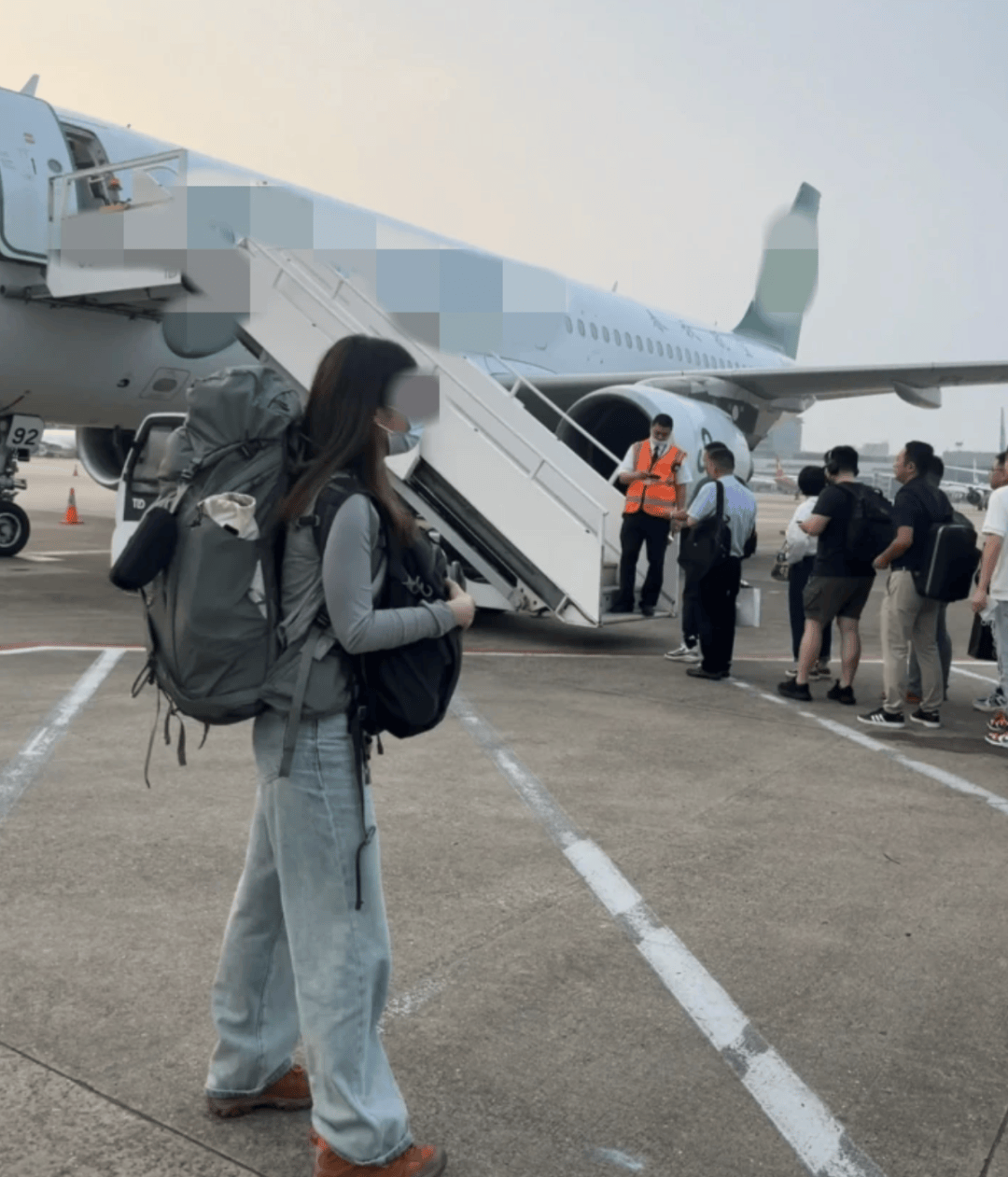 “坐飛機(jī)發(fā)現(xiàn)旁邊放著冷鏈海鮮”，航空公司兼職送貨給出差人整破防了