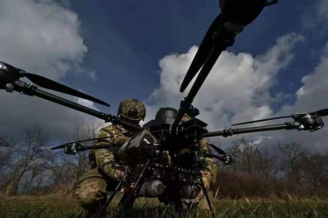 俄導(dǎo)彈百發(fā)百中！搗毀烏軍“老巢”，316架無人機(jī)全被炸成碎片