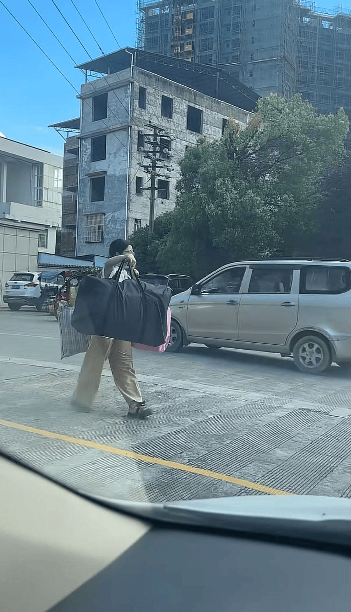 廣西一女生高考結(jié)束后獨(dú)自挑行李回家感動(dòng)全網(wǎng)，學(xué)校：她很樸實(shí)，老師們評價(jià)都很高