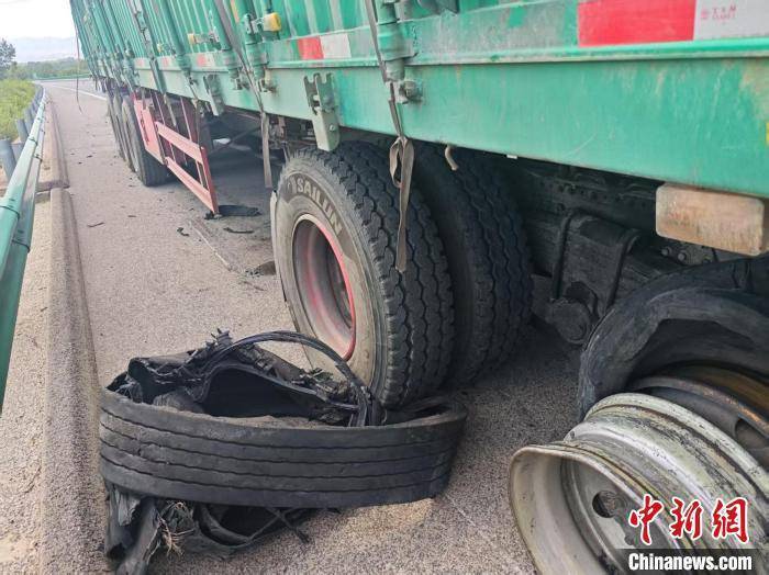 山西大同：兩輛貨車(chē)高速爆胎 露出“百?lài)嵧酢痹?></p>
<p>圖為發(fā)生爆胎的嚴(yán)重超限運(yùn)輸貨車(chē)?！　「咚俳痪﹫D </p>
<p>民警趕到現(xiàn)場(chǎng)時(shí)，只見(jiàn)兩輛重型貨車(chē)輪胎破損嚴(yán)重，橡膠碎片散落一地。因其車(chē)身下沉明顯，涉嫌超限運(yùn)輸。民警在設(shè)置警示標(biāo)志、疏導(dǎo)交通的同時(shí)，對(duì)涉事車(chē)輛展開(kāi)檢查。面對(duì)民警詢(xún)問(wèn)，駕駛員支支吾吾，不愿正面回應(yīng)民警詢(xún)問(wèn)。</p>
<p>據(jù)了解，涉事車(chē)輛為6軸重型貨車(chē)，按照規(guī)定，其車(chē)貨總質(zhì)量上限為49噸。但是，高速交警聯(lián)合交通執(zhí)法部門(mén)對(duì)兩輛重型貨車(chē)進(jìn)行超限檢測(cè)的結(jié)果令人震驚：其中一輛車(chē)總質(zhì)量為133.6噸，超限率為172.7%；另一輛車(chē)總質(zhì)量為136.2噸，超限率為178%。</p>
<p>目前，案件已移交相關(guān)部門(mén)進(jìn)一步處理。</p>
<p>高速交警介紹，車(chē)輛超限運(yùn)輸直接導(dǎo)致輪胎超負(fù)荷，極易引發(fā)爆胎，高速行駛中一旦失控，后果不堪設(shè)想。同時(shí)，超限運(yùn)輸還會(huì)導(dǎo)致車(chē)輛制動(dòng)距離增加，操控性變差，并加速道路橋梁損壞，增加公共設(shè)施維護(hù)成本。</p>
<p>高速交警提示貨運(yùn)從業(yè)者切勿為了經(jīng)濟(jì)利益而超限運(yùn)輸，廣大司乘人員如遇車(chē)輛涉嫌超限運(yùn)輸，請(qǐng)及時(shí)舉報(bào)。(完)</p>
                			    
			</div>
			<div   id=