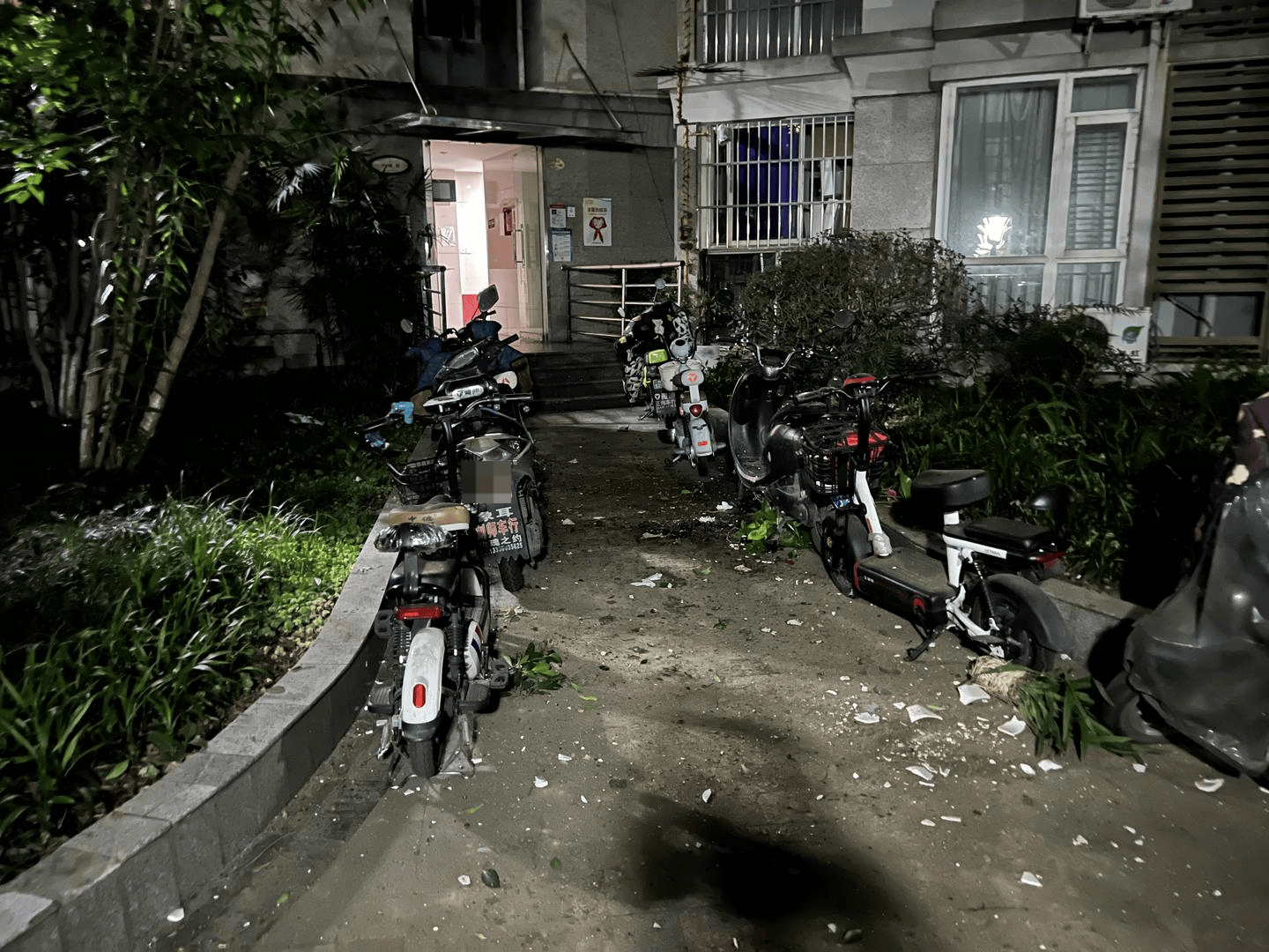 男子與朋友吃酒起爭執(zhí)，竟從10樓扔下綠蘿、蘭花和不銹鋼盆，被刑拘