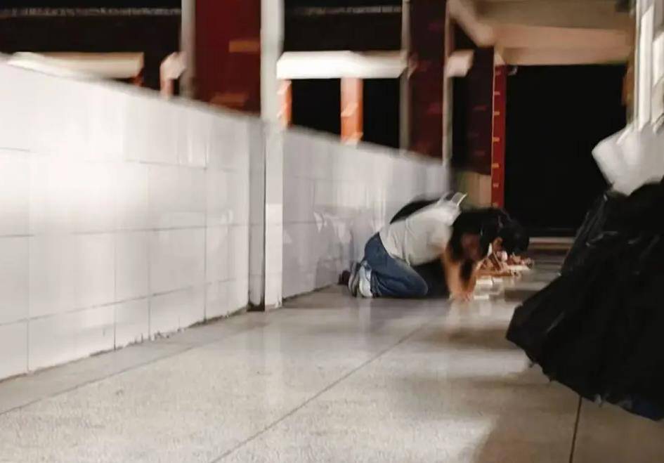 中學(xué)老師要求學(xué)生一字排開(kāi)下跪?qū)憴z討？懲戒和侮辱不能混為一談
