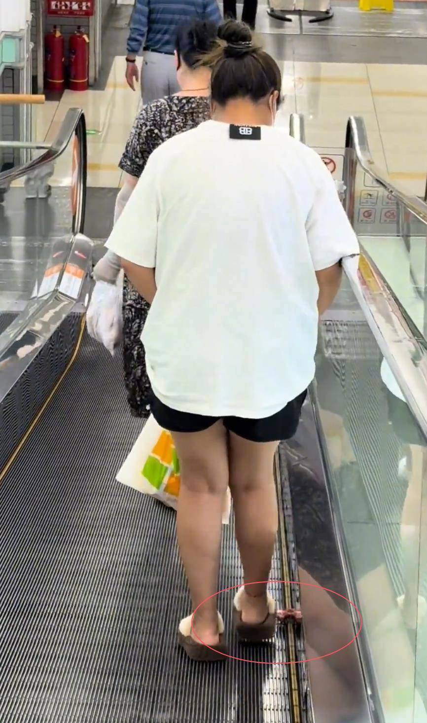 女子超市偷排骨從短褲掉到扶梯上？網(wǎng)友以為掉的是百元鈔票，官方：已接到報(bào)案，正核查