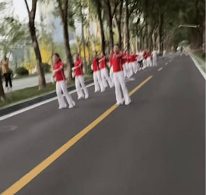 武漢大媽拉線封路跳廣場舞，懸掛告示“鍛煉區(qū)域車輛繞行”？當(dāng)?shù)鼗貞?yīng)